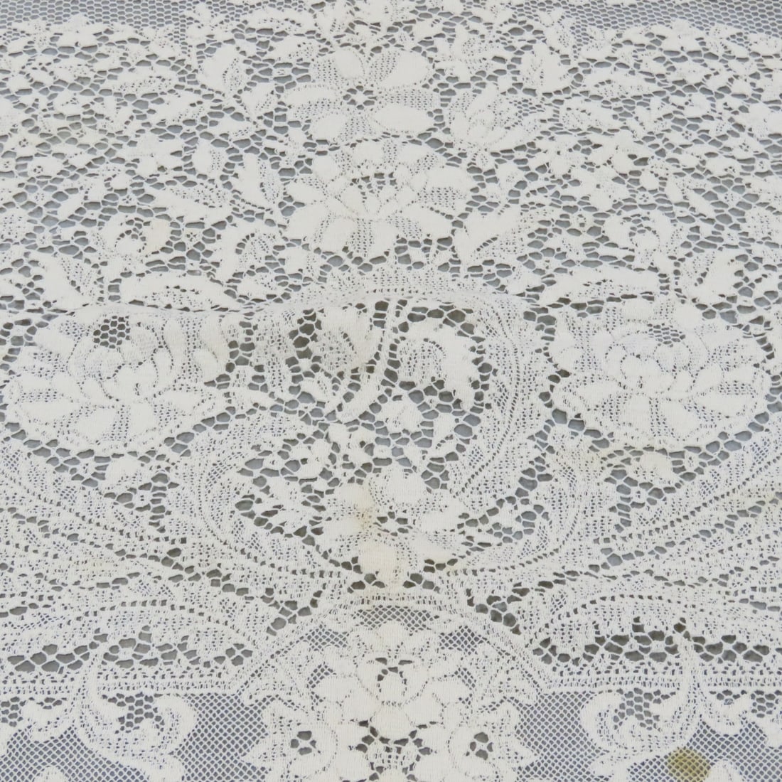 10 Lace Tablecloths - 13