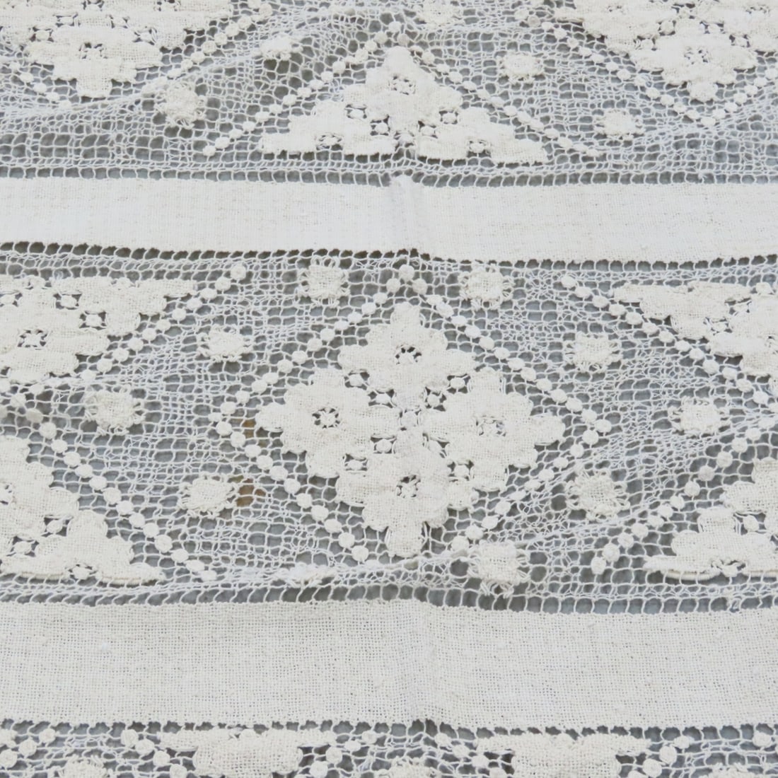 10 Lace Tablecloths - 15