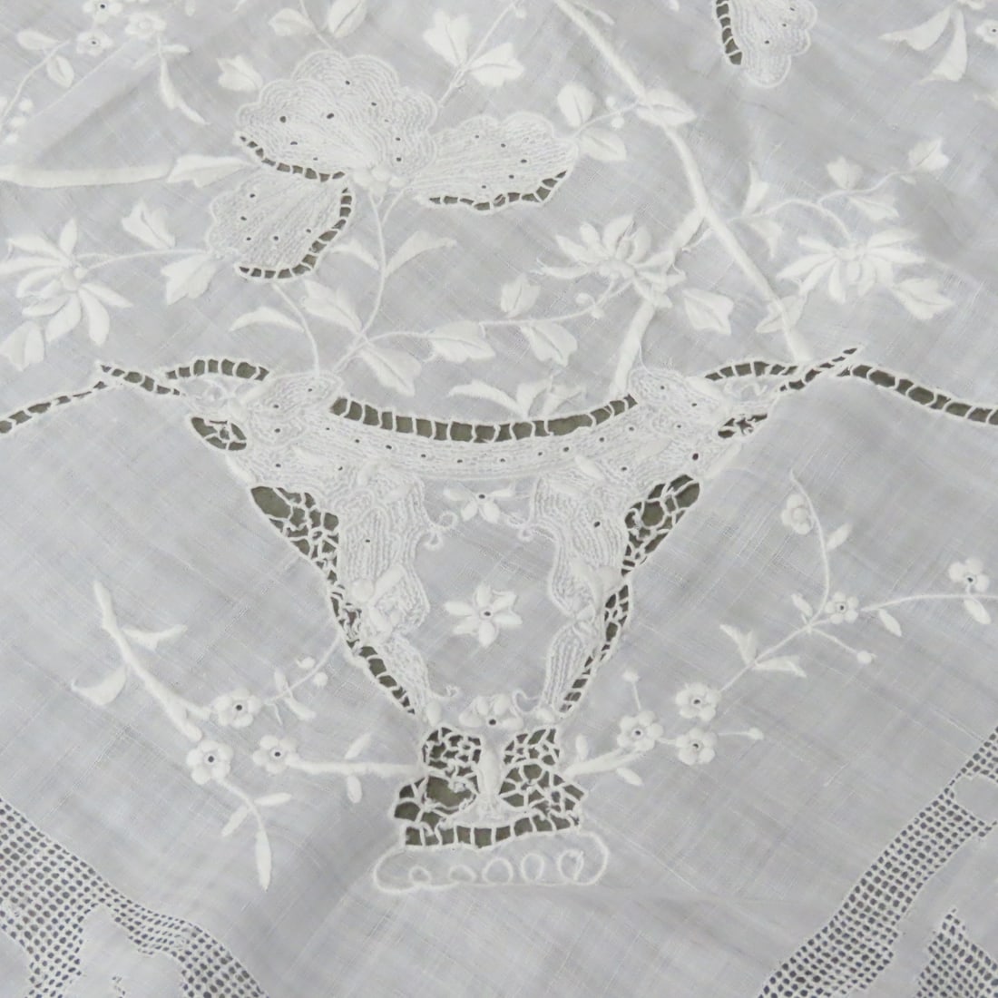 Lace & Tatting Doilies, Runners and Tablecloths - 7