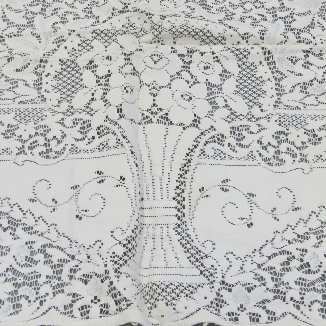 7 Quaker & Other Lace Tablecloths - 20