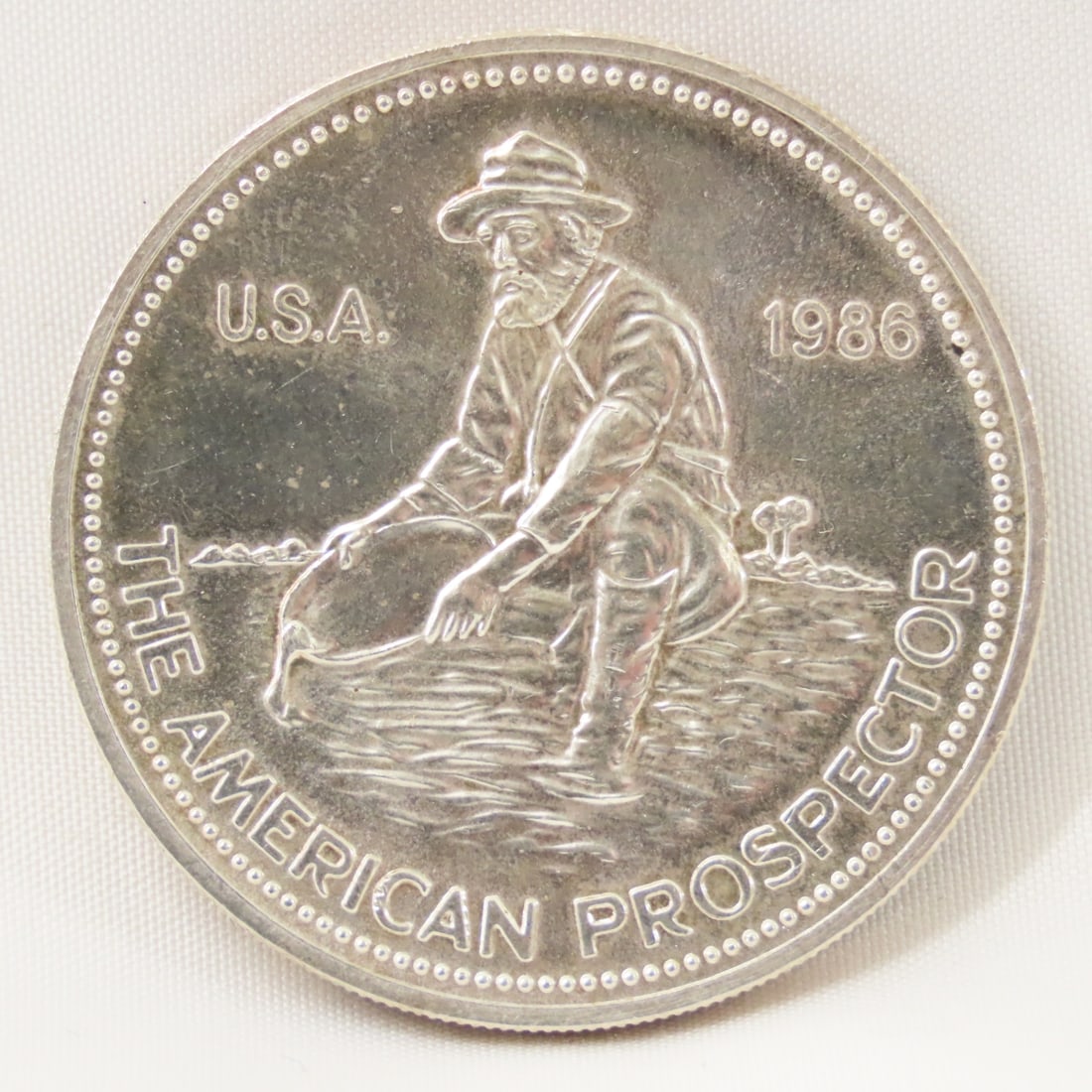 1986 Engelhard Prospector 1 ozt .999 Silver Round: 1986 Engelhard Prospector 1 ozt .999 Silver Round - Lot Size 3x3x3" 1 LB Photos are part of description. (Live Auctioneers only shows a max of 20 photos). Please ask questions and read terms &