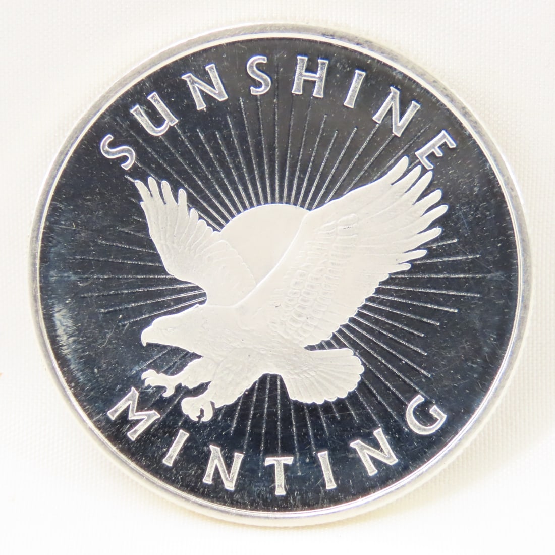 Sunshine Minting 1 ozt .999 Silver Round: Sunshine Minting 1 ozt .999 Silver Round - Lot Size 3x3x3" 1 LB Photos are part of description. (Live Auctioneers only shows a max of 20 photos). Please ask questions and read terms & conditions