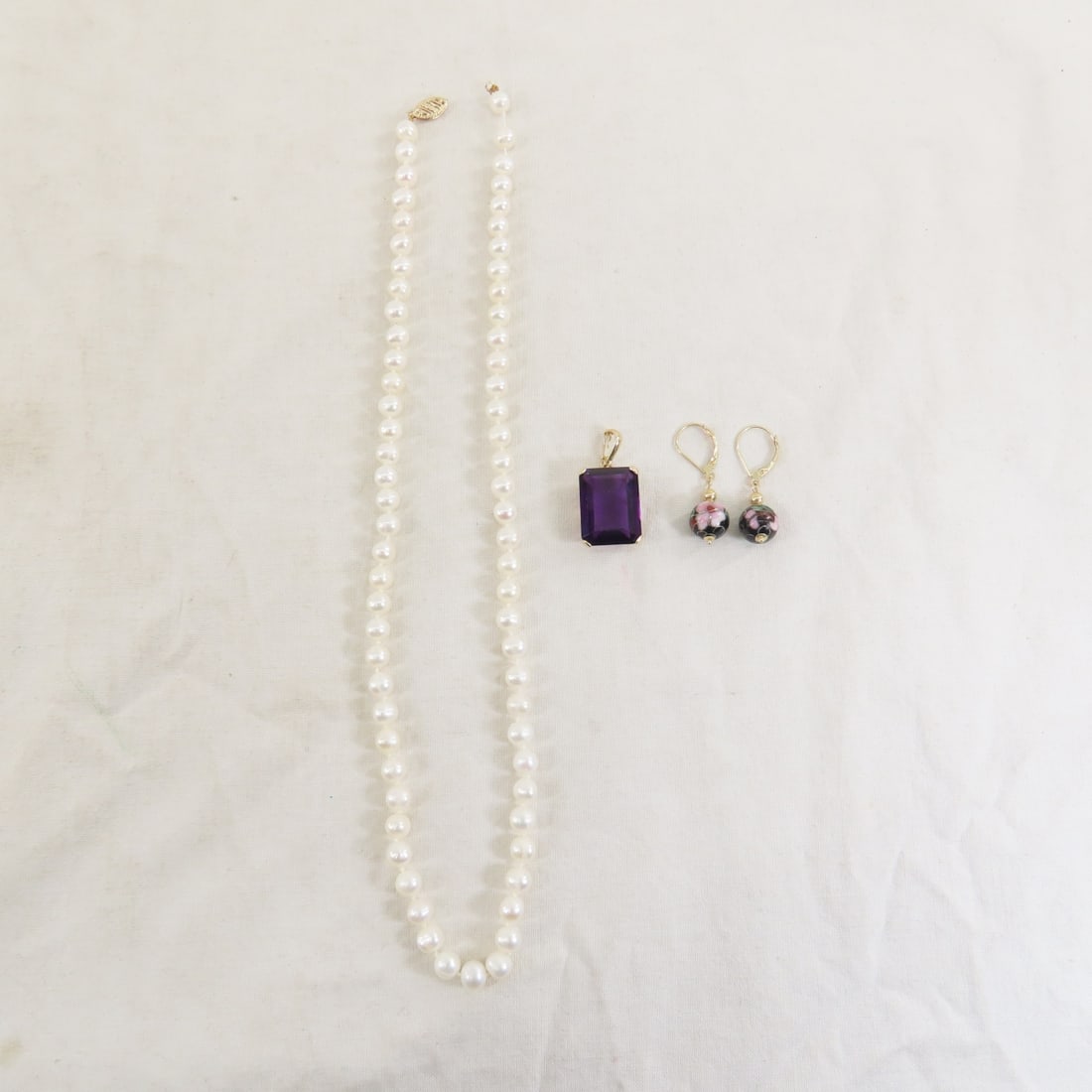 Amethyst & Gold Pendant, Cloisonne Earrings & More: Amethyst & Gold Pendant, Cloisonne Earrings & More - 1) Amethyst and 585/14kt gold pendant with pearl clasp weighs 6.0gtw, and is 20mm x 15.1mm. 2) black cloisonne pierced earrings with lever
