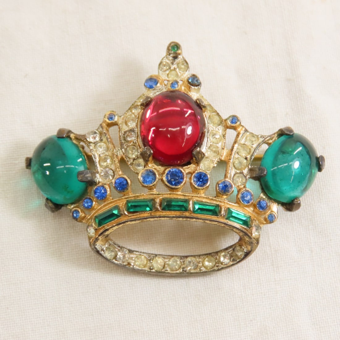 Corocraft Sterling Silver Jelly Belly Crown Brooch: Corocraft Sterling Silver Jelly Belly Crown Brooch - no missing stones13.85 grams. Lot size: 2x2x2", 1 oz Photos are part of description. (Live Auctioneers only shows a max of 20 photos). Please ask