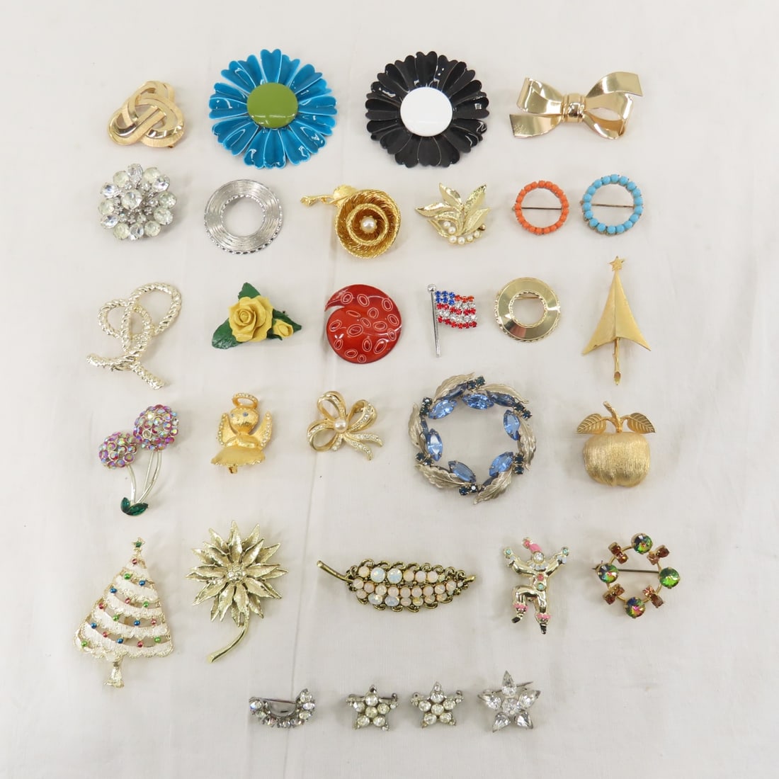 Juliana, Trifari & Other Vintage Brooches: Juliana, Trifari & Other Vintage Brooches - Accessocraft, Gerry's, Ultra. Juliana silver tone wreath with blue stones is unmarked. Lot size: 10x8x8", 1 lb Photos are part of description. (Live