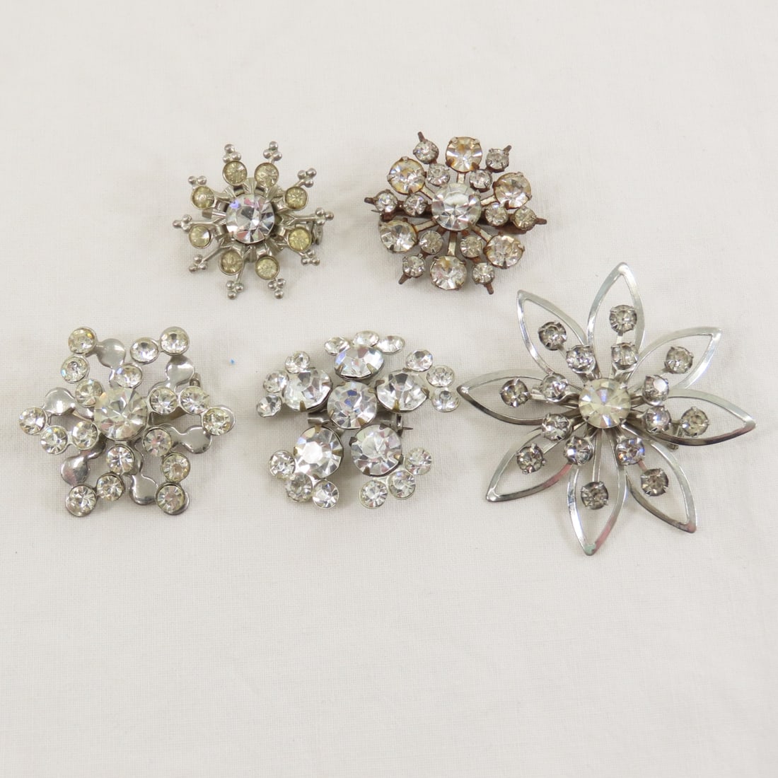 26 Vintage Floral Brooches - 13