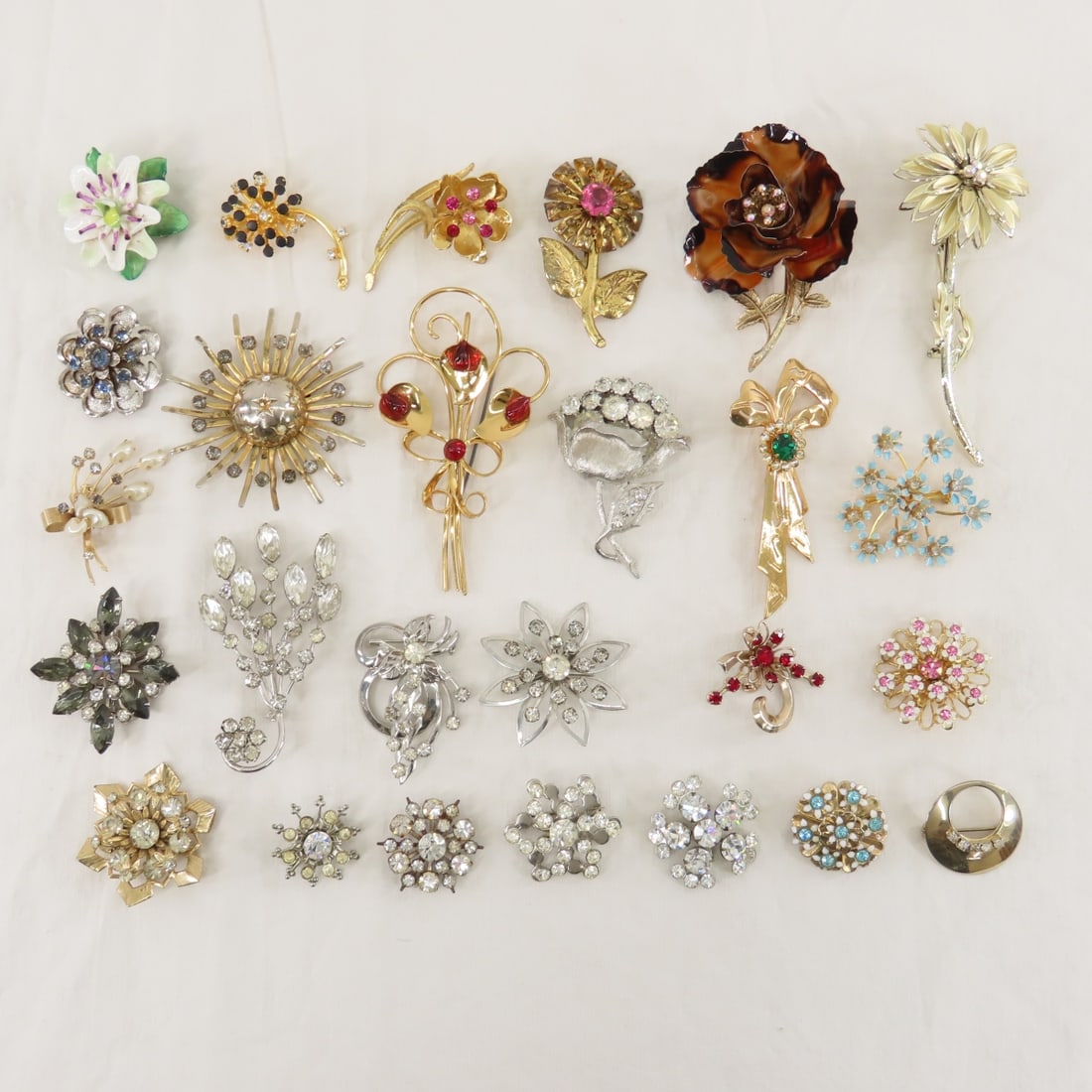 26 Vintage Floral Brooches (1 of 14)