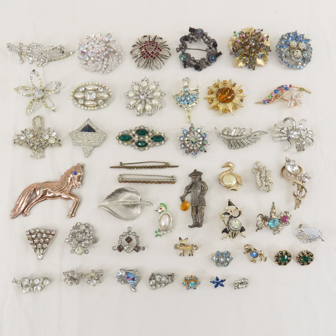 Vintage Brooches & Brooches Missing Stones: Vintage Brooches & Brooches Missing Stones - Lot size: 10x8x6", 1.5 lbs Photos are part of description. (Live Auctioneers only shows a max of 20 photos). Please ask questions and read terms &