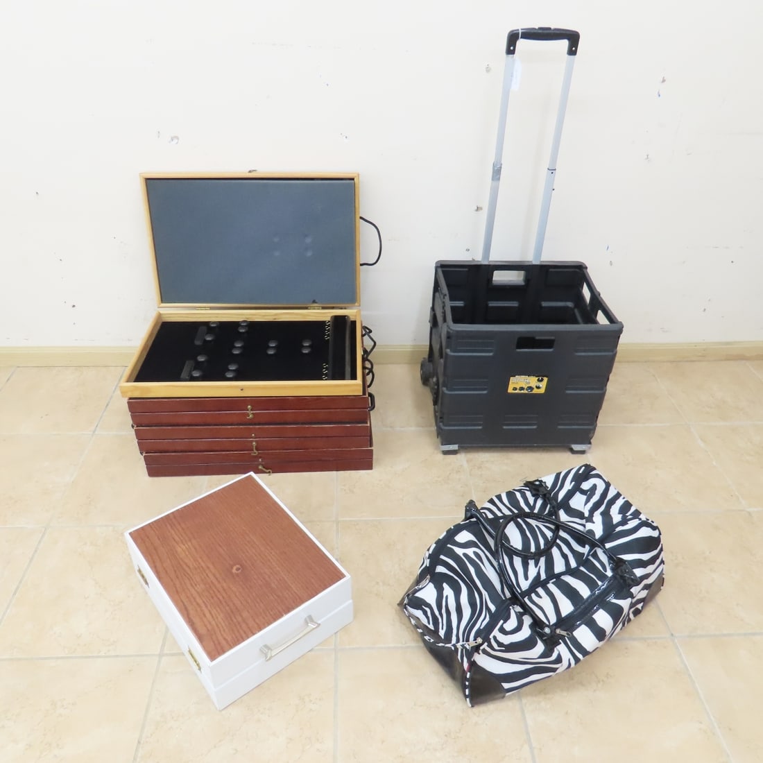 New Premiere Designs Dealer Displays & More: New Premiere Designs Dealer Displays & More - 4 hinged wood board sets- each panel is 24x14",white hinged display board- each panel is 15x12", zebra bag with displays and cloth. Lot size: