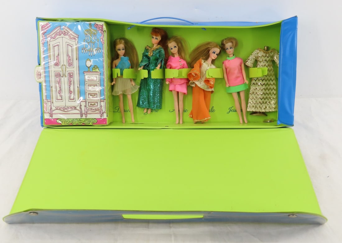 5 Topper Dawn Dolls, Case and Accessories: 5 Topper Dawn Dolls, Case and Accessories - 3 long blonde Dawn ( 1 has bad neck), 1 short blonde & 1 Glori doll. mannequin, 111 extra outfits, in case. Lot size: 18x8x3", 1.9 lbs Photos are part of