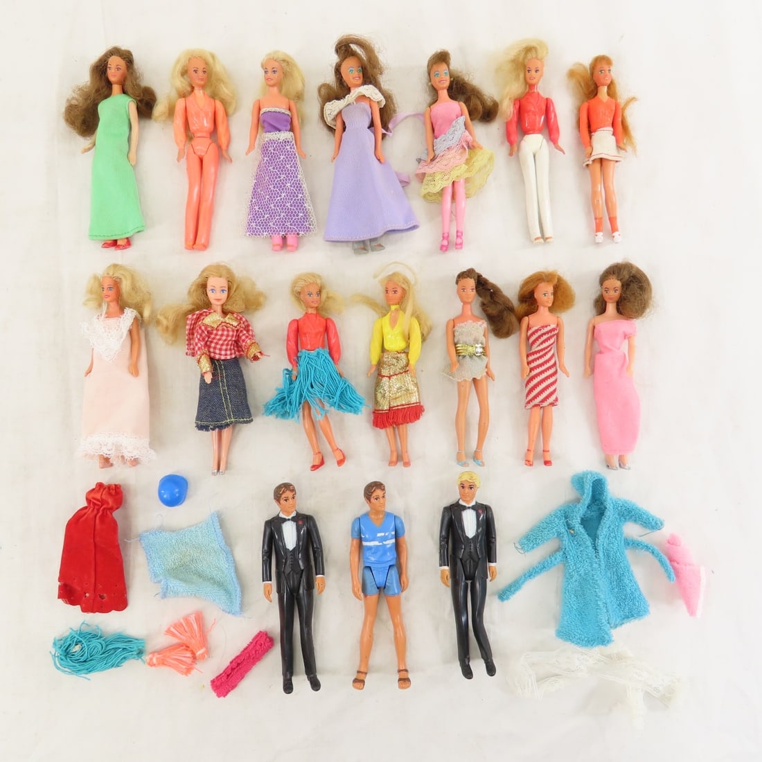 17 Vintage Kenner Glamour Dolls & Accessories (1 of 18)