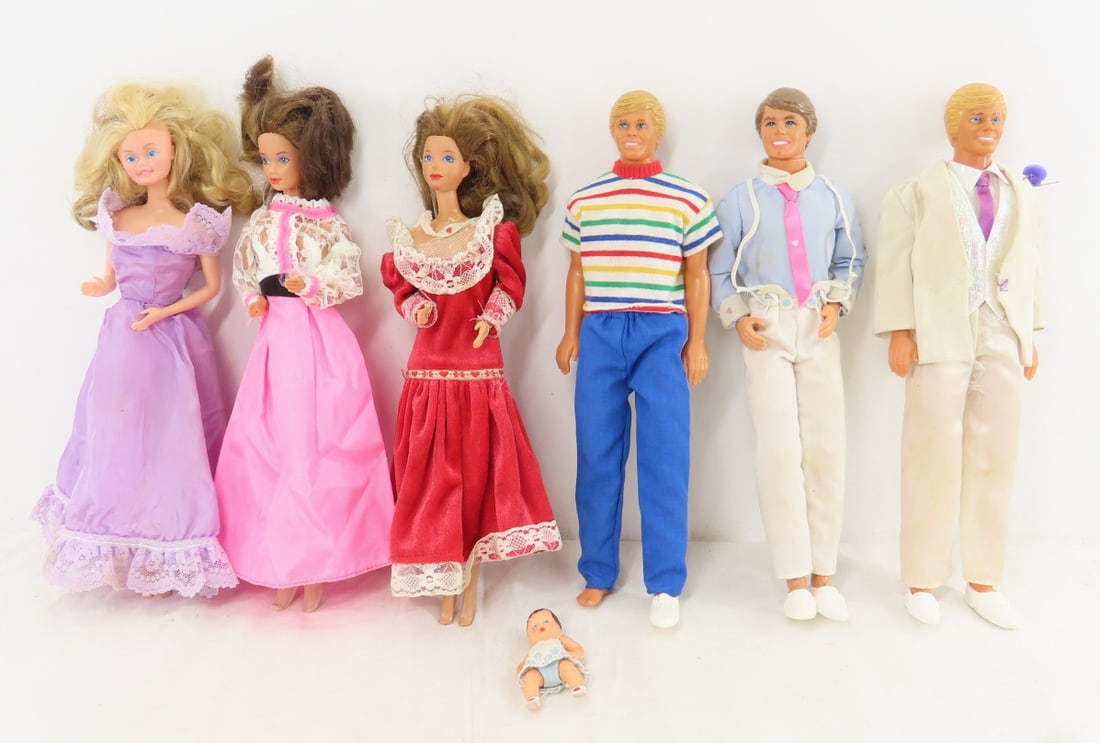 The Heart Family Barbie Dolls: The Heart Family Barbie Dolls - blonde mom has mushed head, 2 brunette moms, 2 blonde dads, 1 brunette dad, baby not matching. Lot size: 14x10x10", 1.5 lbs 2.10 lbs Photos are part of description. (Li