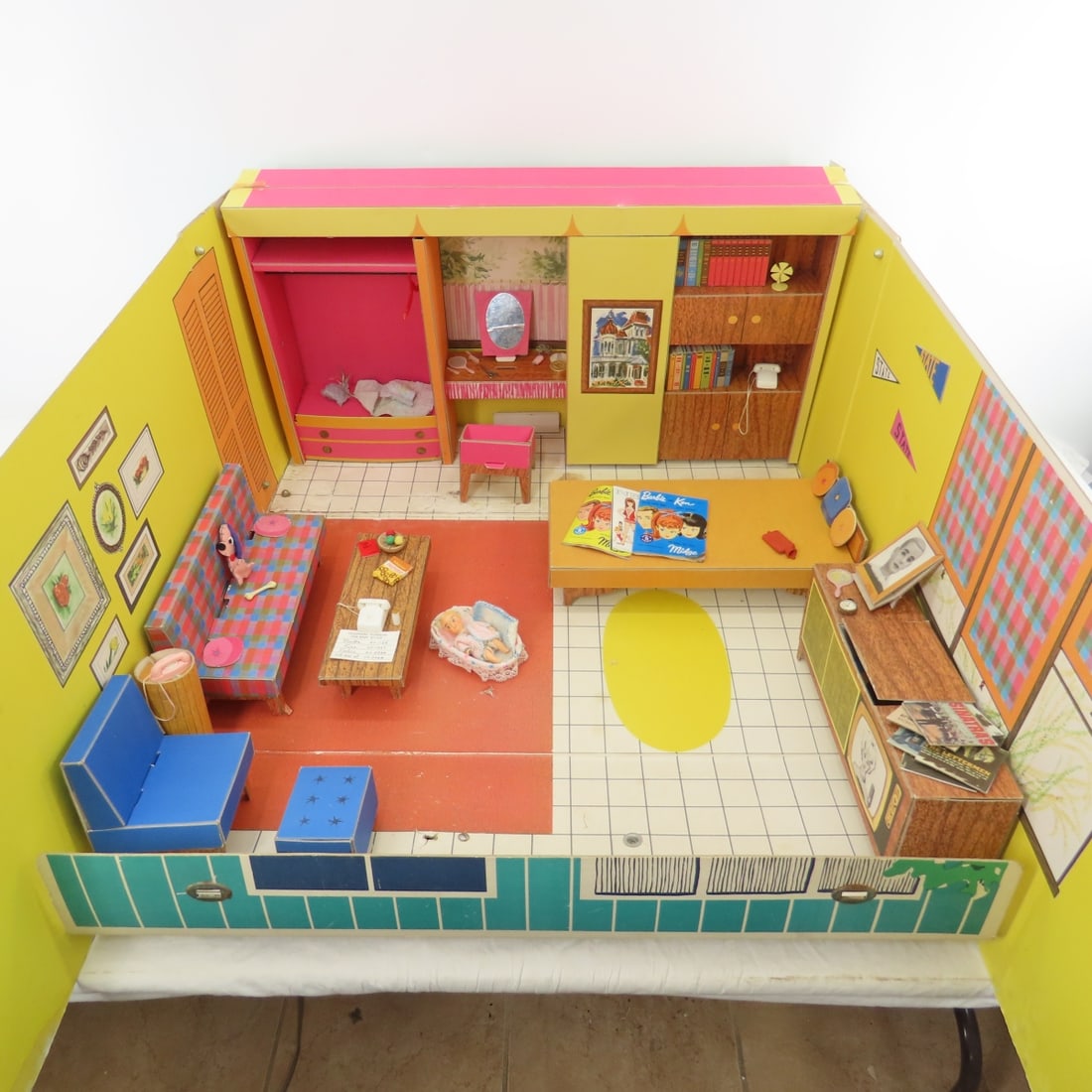 Original 1962 Barbie Dream House - 2