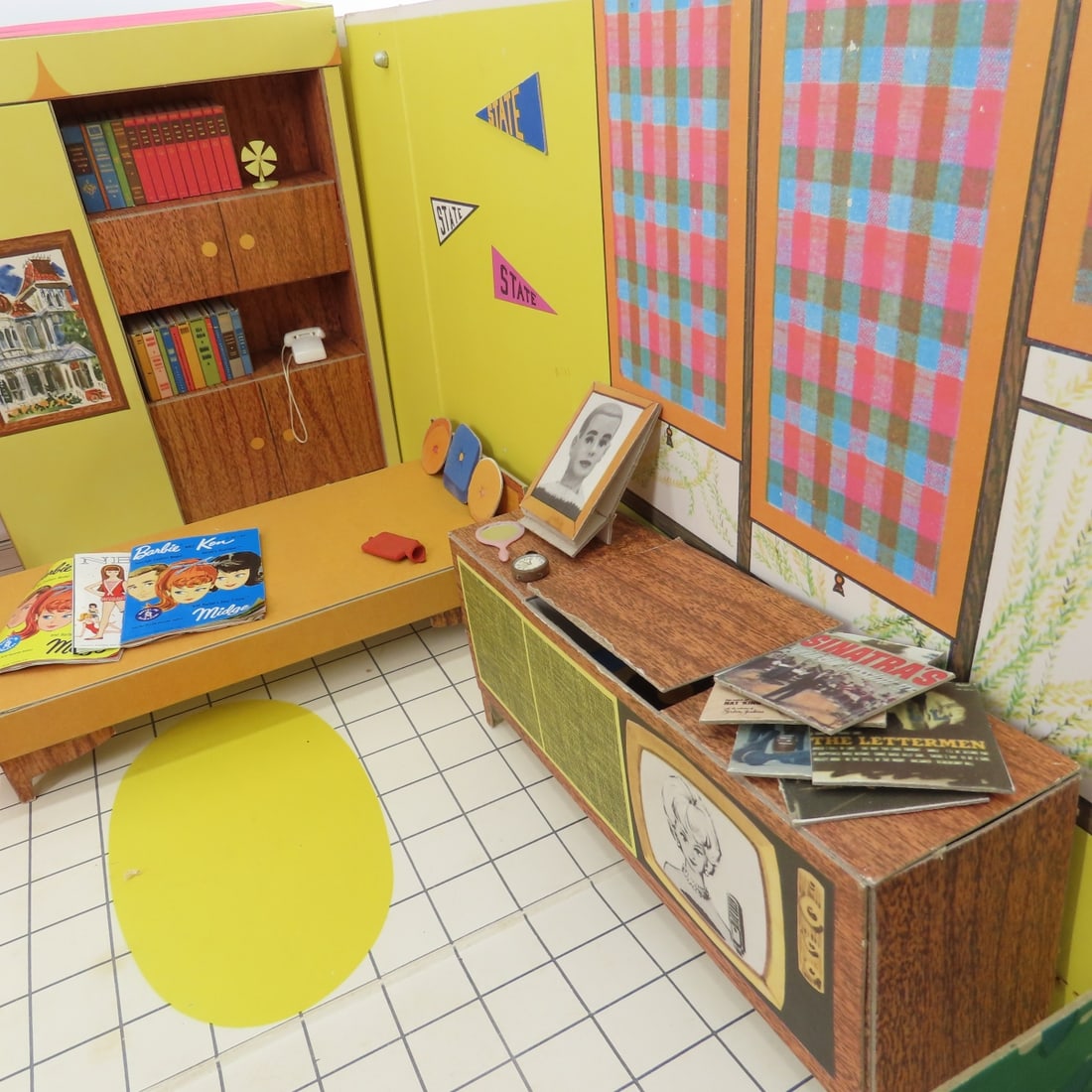 Original 1962 Barbie Dream House - 6