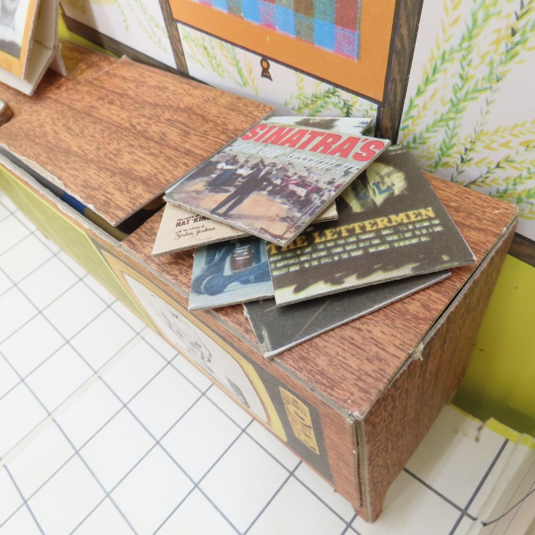 Original 1962 Barbie Dream House - 8