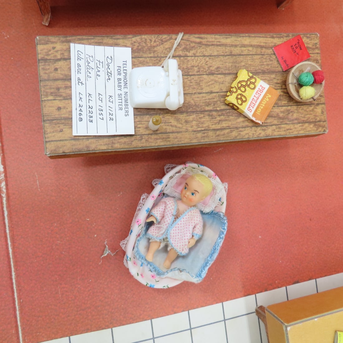 Original 1962 Barbie Dream House - 9