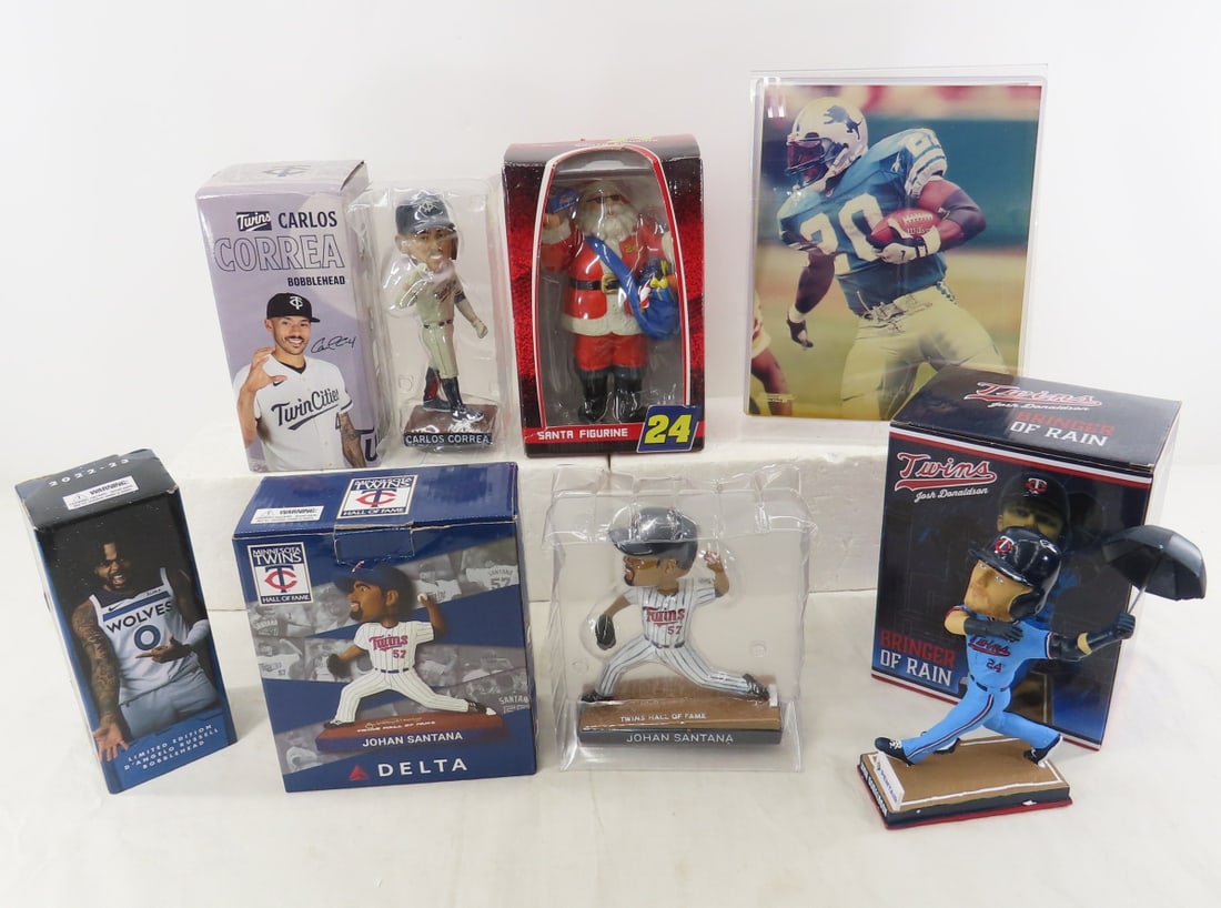 MN Twins, Timberwolves Bobble Heads & Santa: MN Twins, Timberwolves Bobble Heads & Santa - Josh Donaldson, Johan Santana, Carlos Correa, D'Angelo Russell, NASCAR Santa Figurine. Lot Size: 18 x 14 x 6", 6 lbs Photos are part of description.