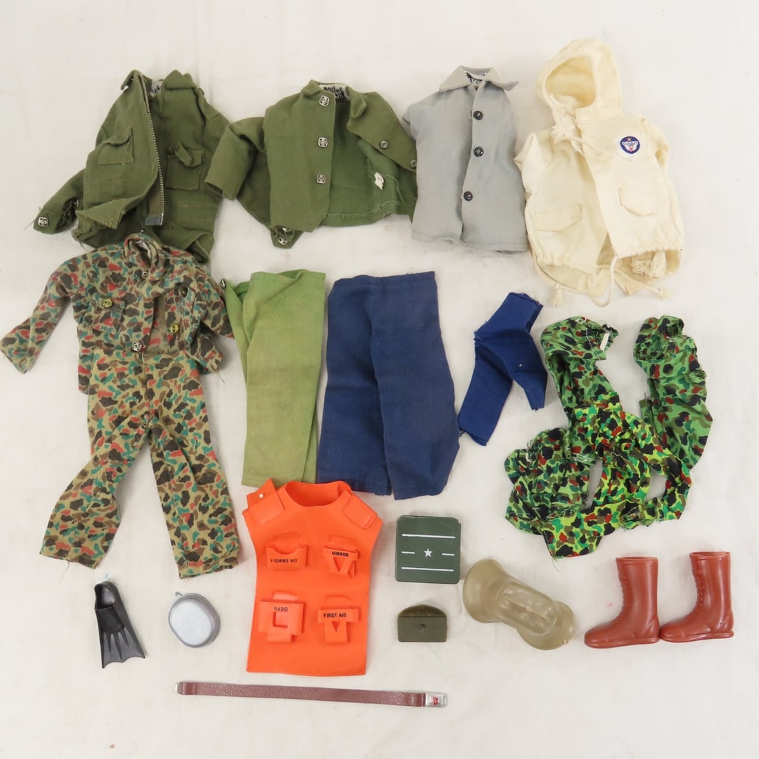 4 Vintage GI Joe Figures, Footlocker & Accessories - 13