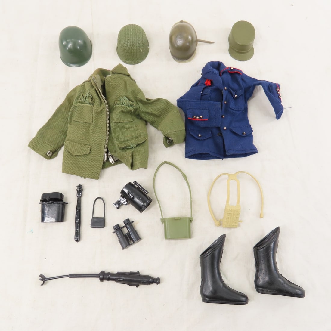 4 Vintage GI Joe Figures, Footlocker & Accessories - 15