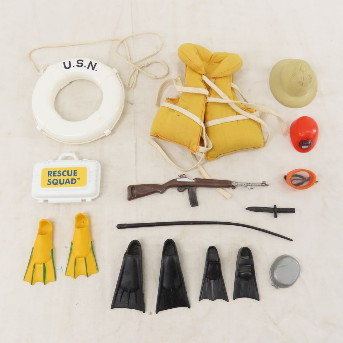 4 Vintage GI Joe Figures, Footlocker & Accessories - 16