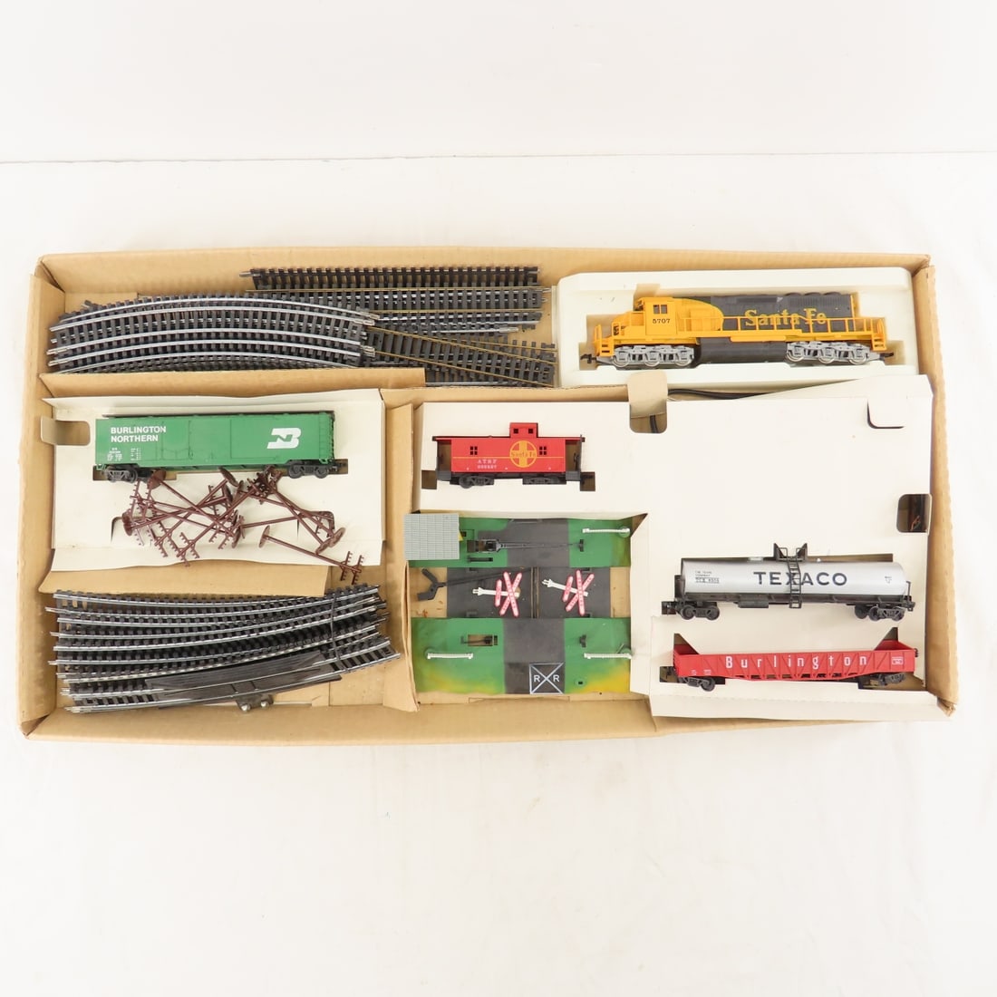 HO Scale Engines, Boxcars, Tyco & Others - 3