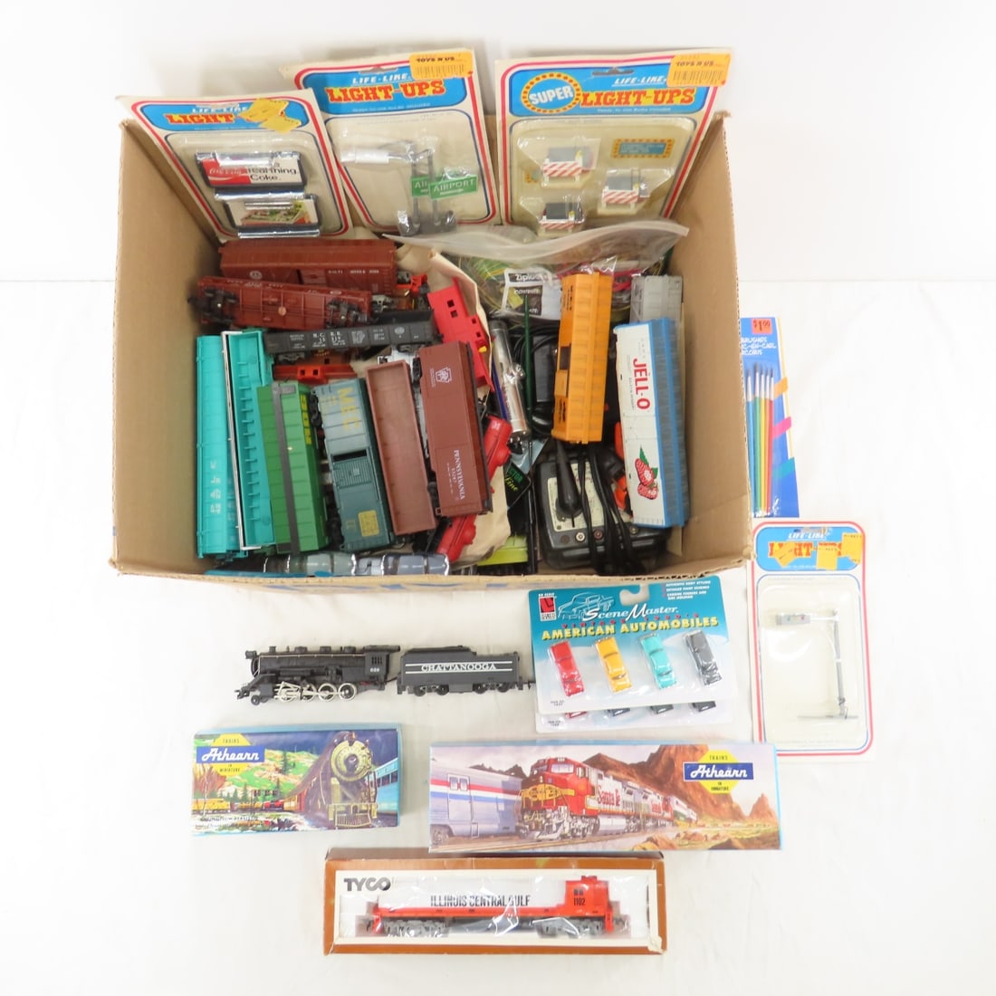 HO Scale Engines, Boxcars, Track & Accessories (1 of 19)