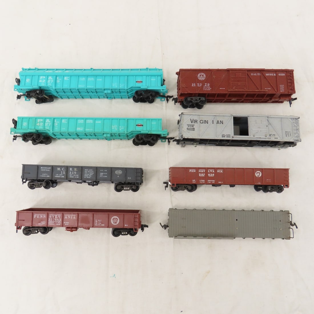 HO Scale Engines, Boxcars, Track & Accessories - 9