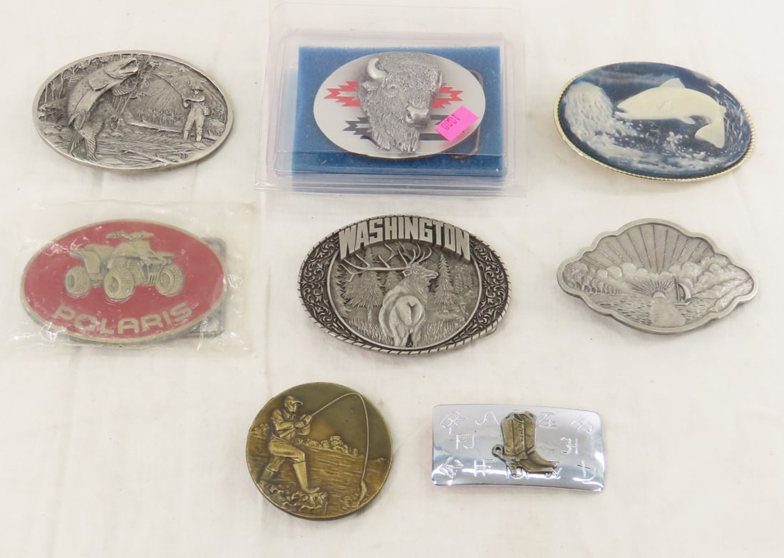 Collection of 8 Belt Buckles, Bergamot & Others: Collection of 8 Belt Buckles, Bergamot & Others - Spec-Cast, Polaris, Bergamot, Louis M. Kis, Chambeos, Metal Craft, Siskiyou. Lot Size: 6 x 8 x 4", 2 lbs Photos are part of description. (Live