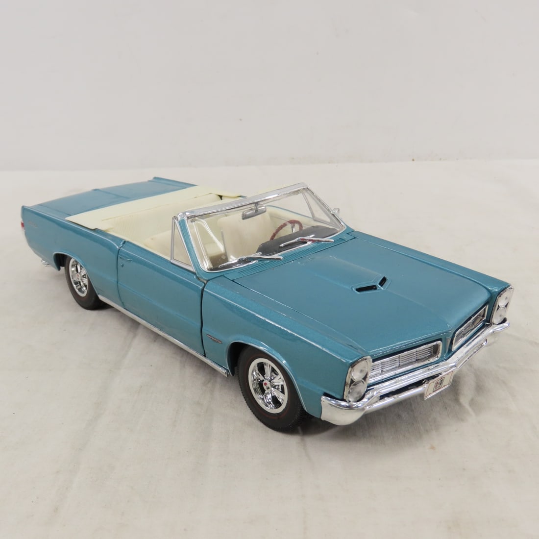 6 Diecast Maisto 1:18 Scale Cars, GTO & Others - 6