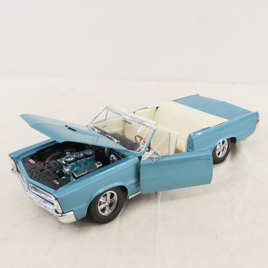 6 Diecast Maisto 1:18 Scale Cars, GTO & Others - 7