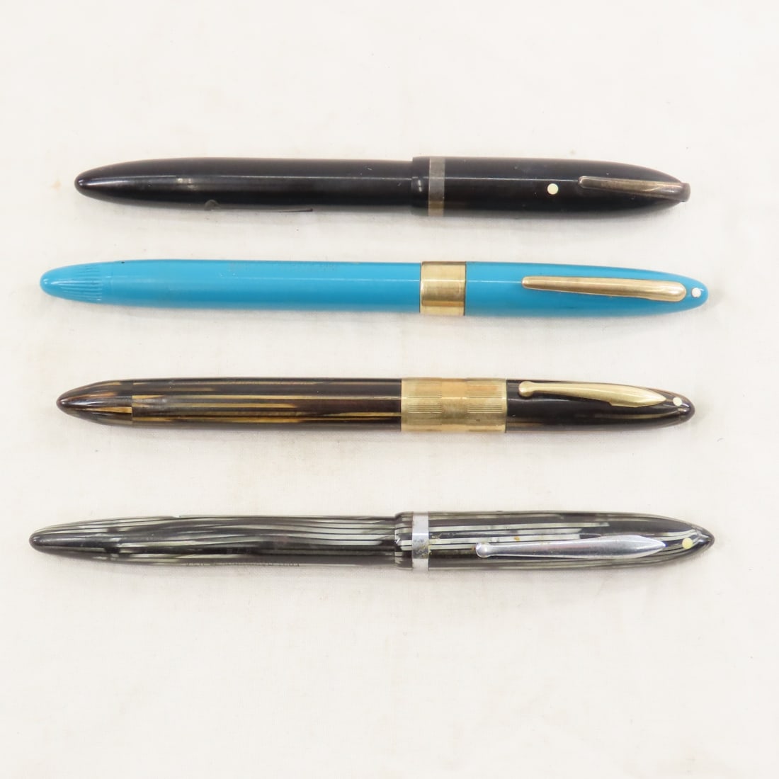 4 Vintage Sheaffer White Dot Fountain Pens: 4 Vintage Sheaffer White Dot Fountain Pens - LOT SIZE 6X3X3" 1 LB Photos are part of description. (Live Auctioneers only shows a max of 20 photos). Please ask questions and read terms & conditions