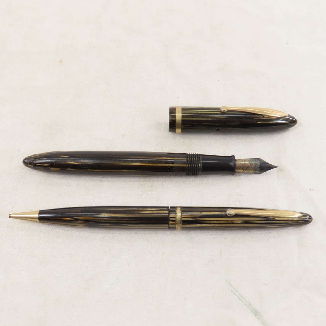 Fountain Pen Display with pens. Shaeffer & more - 3