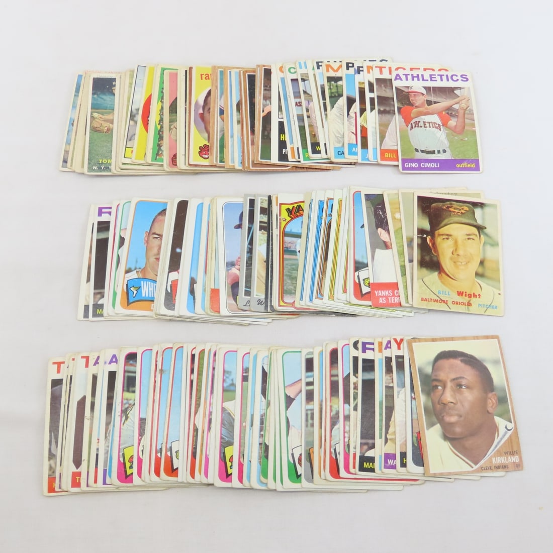 125 Mixed Vintage Baseball Cards: 125 Mixed Vintage Baseball Cards - LOT SIZE 4X4X4" 1 LB Photos are part of description. (Live Auctioneers only shows a max of 20 photos). Please ask questions and read terms & conditions before biddin