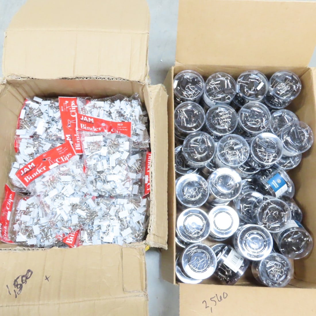 4,000+ White & Black 3/4" Binder Clips, 70 Sheet: 4,000+ White & Black 3/4" Binder Clips, 70 Sheet - 3/4" 70 Sheet Capacity. Lot Size: 18 x 18 x 12", 37 lbs Photos are part of description. (Live Auctioneers only shows a max of 20 photos). Please