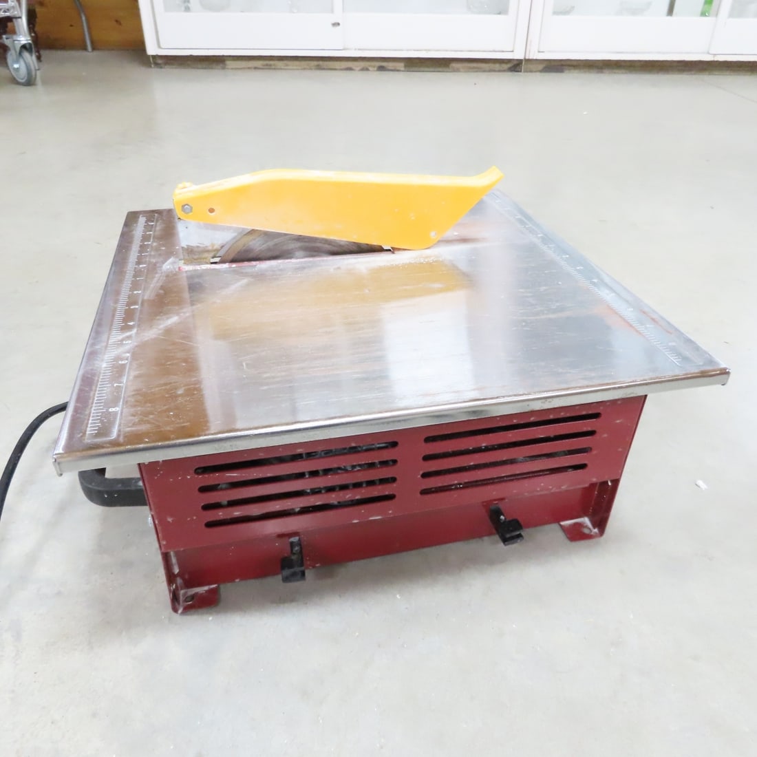 Chicago Electric 7" Portable Wet Cutting Tile Saw - 8