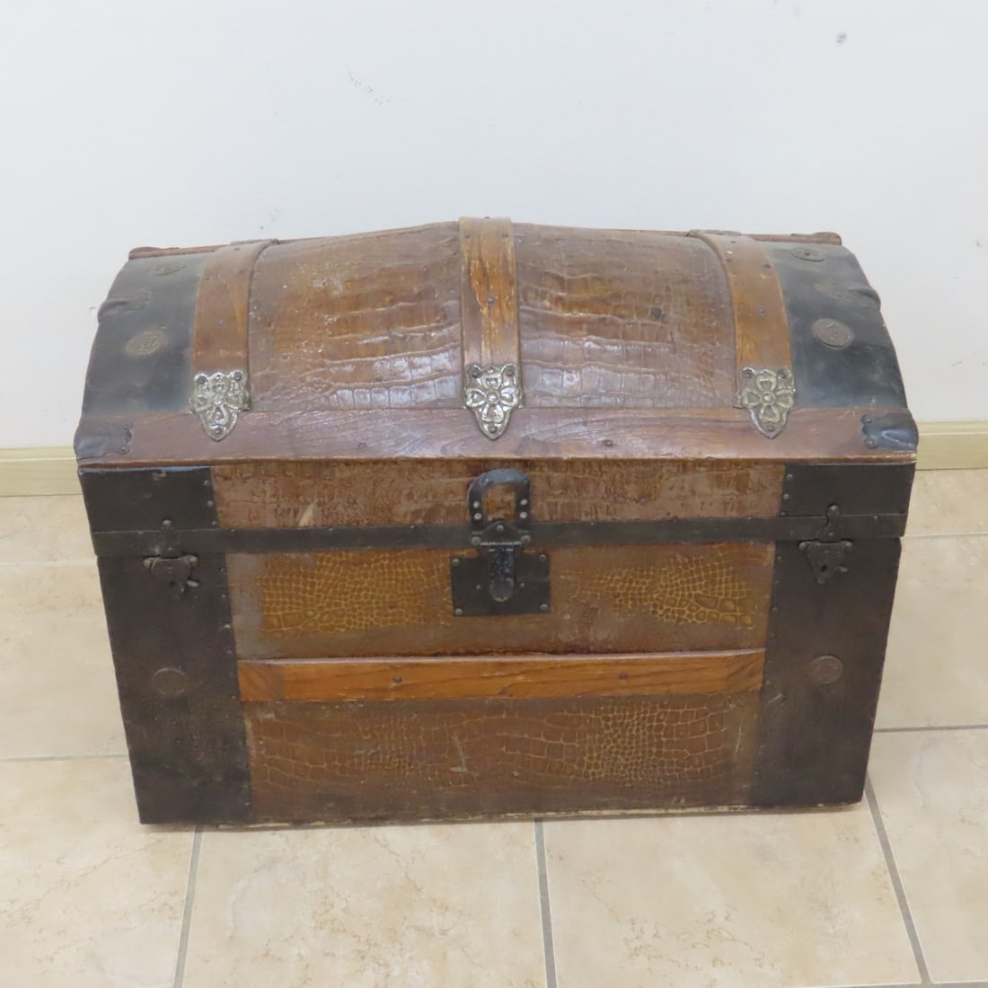 Antique Dome Top Saratoga Steamer Trunk (1 of 13)