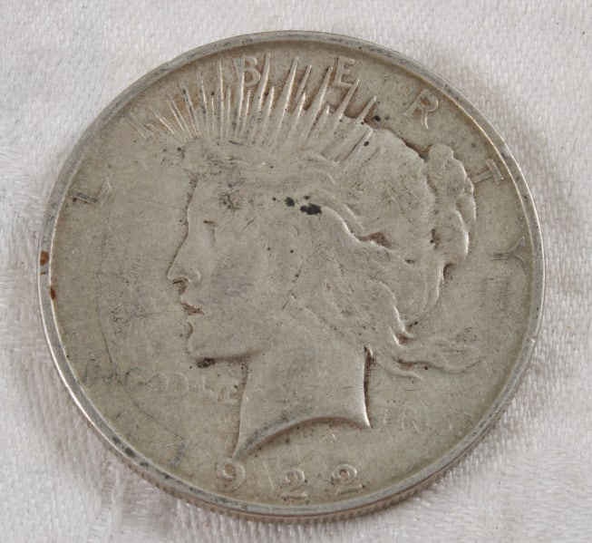 1922 D Peace Silver Dollar: 1922 D Peace Silver Dollar - Lot Size 3" x 2" x 1". 1 Lb. Photos are part of description (Live Auctioneers on displays a max of 20 photos -check other polatforms for all photos). Please ask