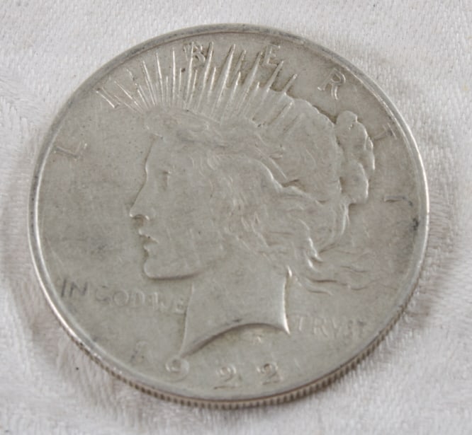 1922 Peace Silver Dollar: 1922 Peace Silver Dollar - Lot Size 3" x 2" x 1". 1 Lb. Photos are part of description (Live Auctioneers on displays a max of 20 photos -check other polatforms for all photos). Please ask questions