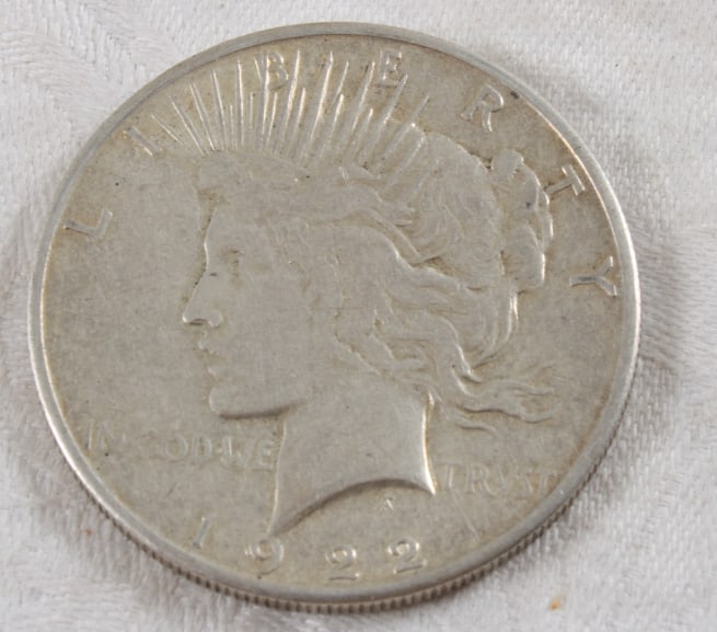 1922 S Peace Silver Dollar: 1922 S Peace Silver Dollar - Lot Size 3" x 2" x 1". 1 Lb. Photos are part of description (Live Auctioneers on displays a max of 20 photos -check other polatforms for all photos). Please ask