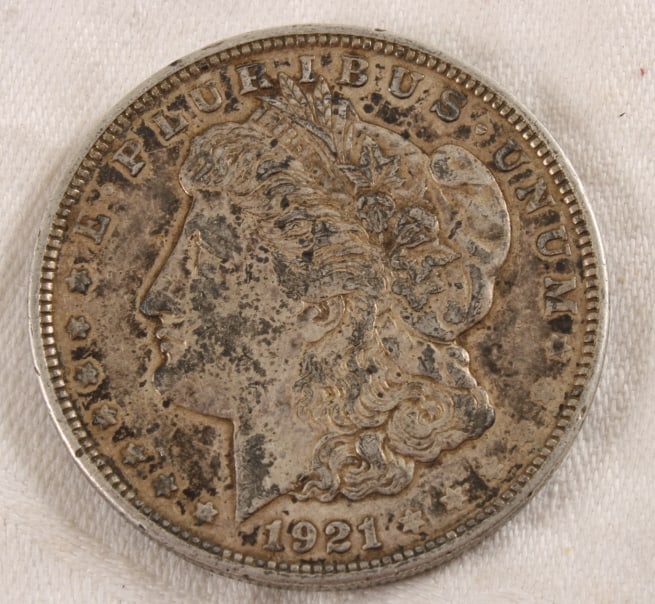 1921 D Morgan Silver Dollar: 1921 D Morgan Silver Dollar - Lot Size 3" x 2" x 1". 1 Lb. Photos are part of description (Live Auctioneers on displays a max of 20 photos -check other polatforms for all photos). Please ask