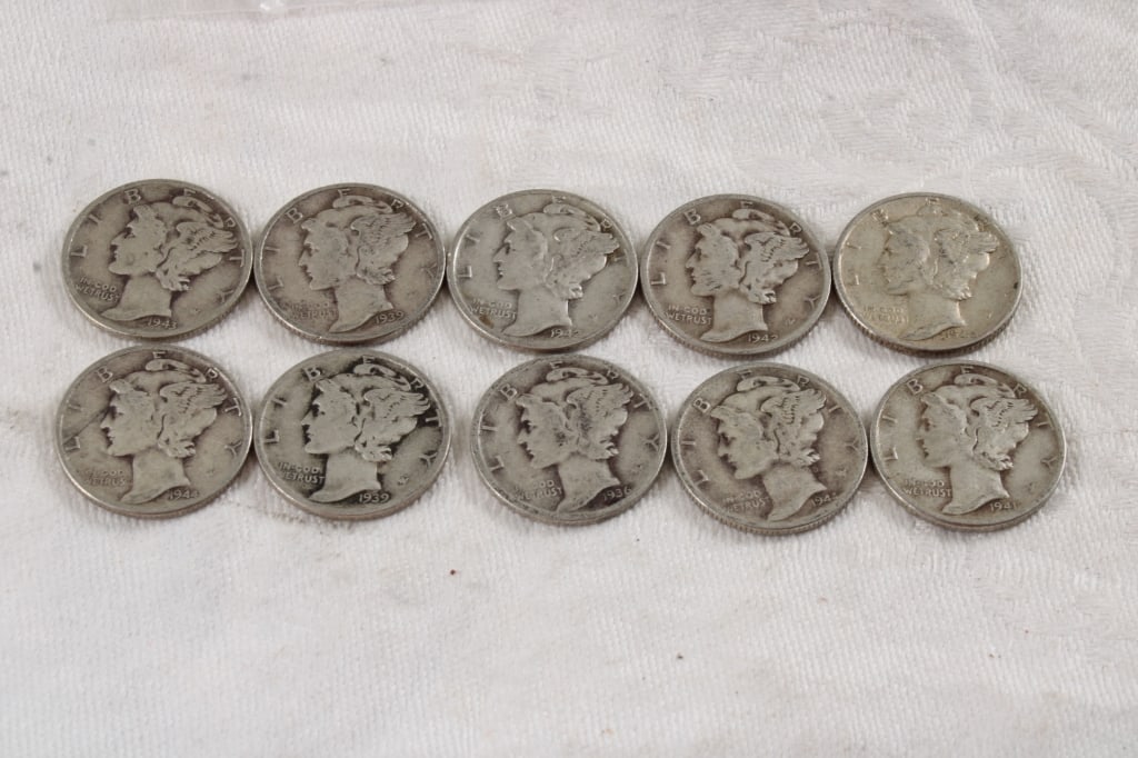 10 Mercury Silver Dimes: 10 Mercury Silver Dimes - Lot Size 3" x 2" x 1". 1 Lb. Photos are part of description (Live Auctioneers on displays a max of 20 photos -check other polatforms for all photos). Please ask questions and