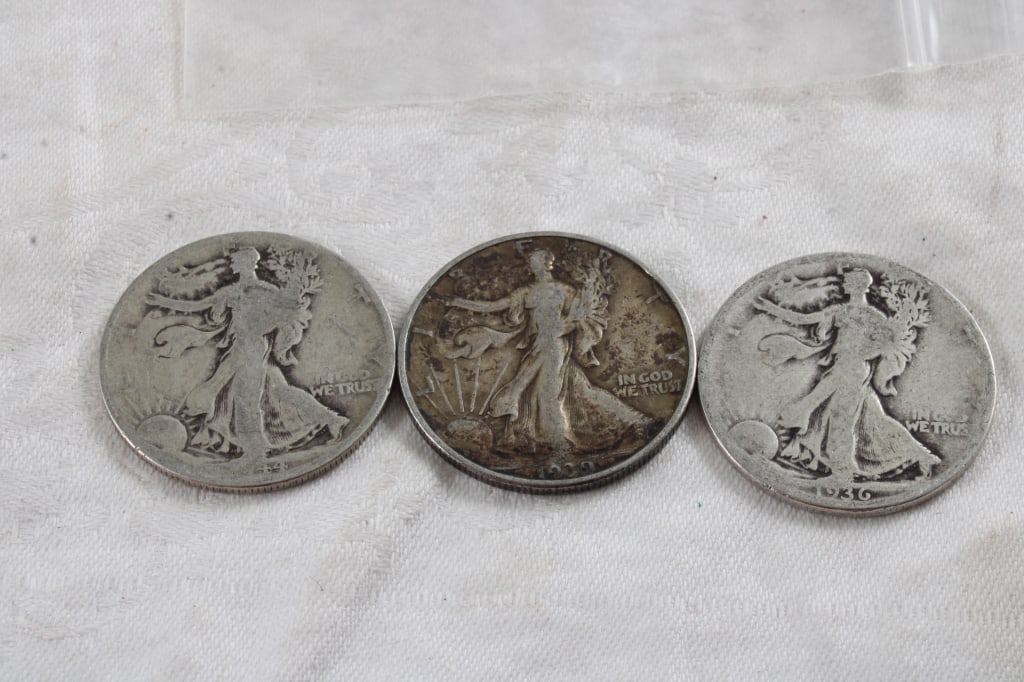 3 Walking Liberty Silver Half Dollars: 3 Walking Liberty Silver Half Dollars - Lot Size 3" x 2" x 1". 1 Lb. Photos are part of description (Live Auctioneers on displays a max of 20 photos -check other polatforms for all photos). Please ask