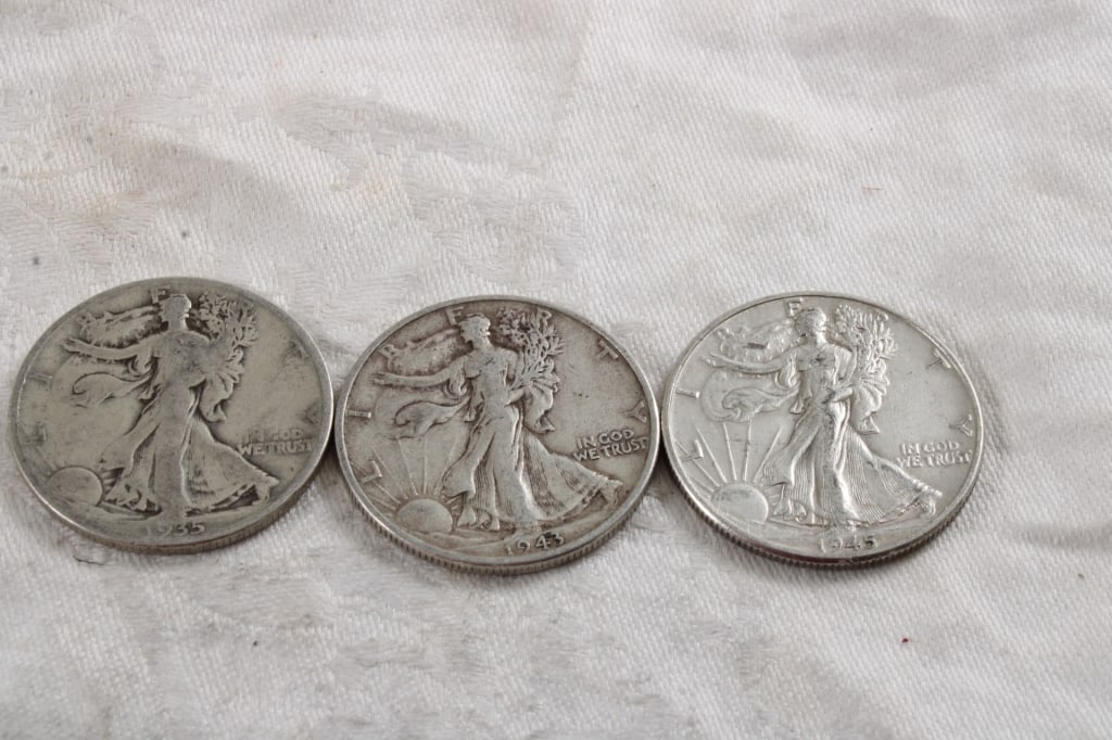 3 Walking Liberty Silver Half Dollars: 3 Walking Liberty Silver Half Dollars - Lot Size 3" x 2" x 1". 1 Lb. Photos are part of description (Live Auctioneers on displays a max of 20 photos -check other polatforms for all photos). Please