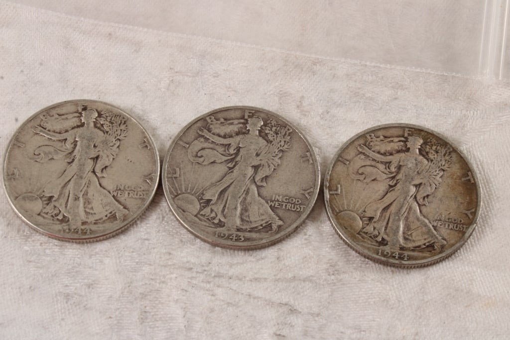 3 Walking Liberty Silver Half Dollars: 3 Walking Liberty Silver Half Dollars - Lot Size 3" x 2" x 1". 1 Lb. Photos are part of description (Live Auctioneers on displays a max of 20 photos -check other polatforms for all photos). Please ask