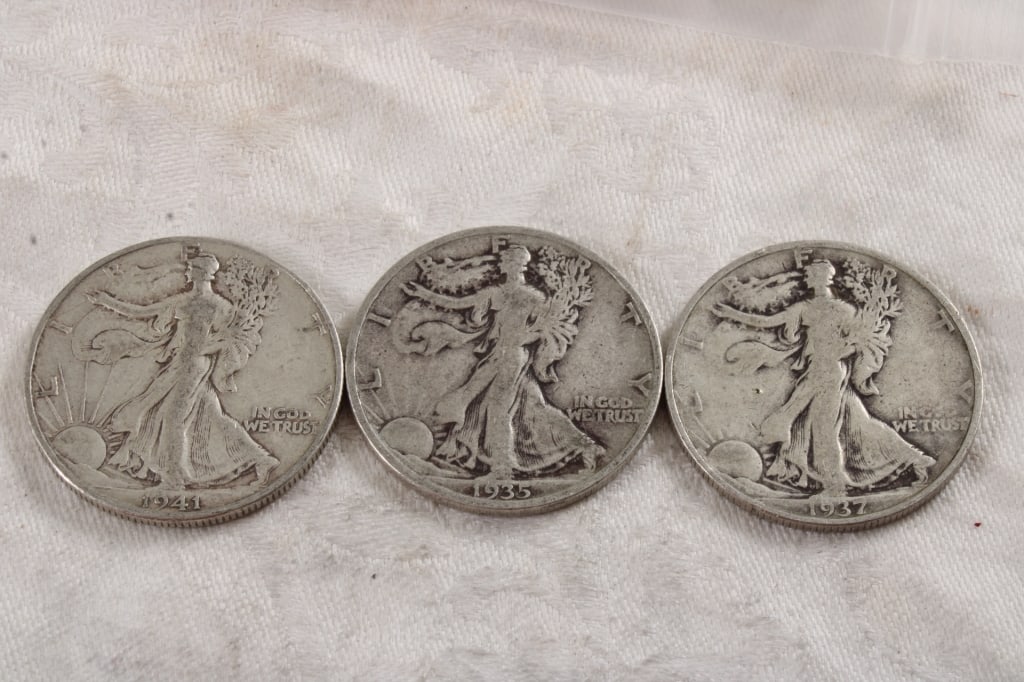 3 Walking Liberty Silver Half Dollars: 3 Walking Liberty Silver Half Dollars - Lot Size 3" x 2" x 1". 1 Lb. Photos are part of description (Live Auctioneers on displays a max of 20 photos -check other polatforms for all photos). Please ask