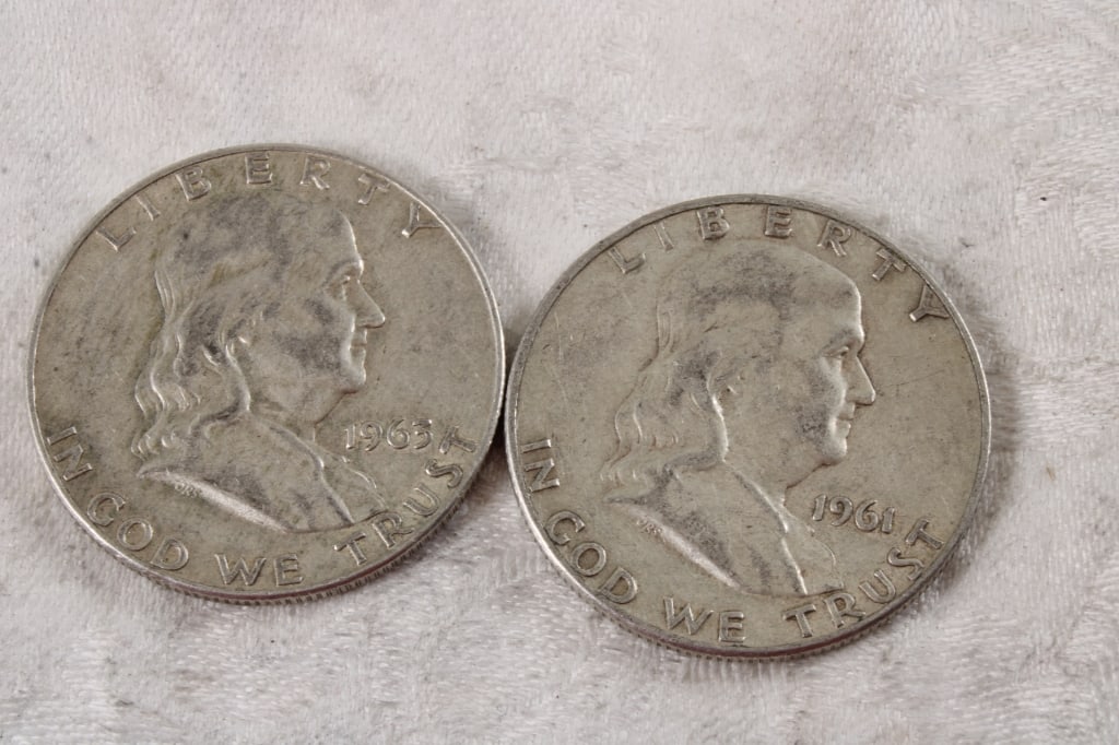 2 Franklin Silver Half Dollars: 2 Franklin Silver Half Dollars - Lot Size 3" x 2" x 1". 1 Lb. Photos are part of description (Live Auctioneers on displays a max of 20 photos -check other polatforms for all photos). Please ask