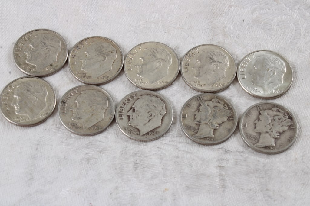 8 Roosevelt Silver Dimes, 2 Mercury Silver Dimes: 8 Roosevelt Silver Dimes, 2 Mercury Silver Dimes - Lot Size 3" x 2" x 1". 1 Lb. Photos are part of description (Live Auctioneers on displays a max of 20 photos -check other polatforms for all photos).