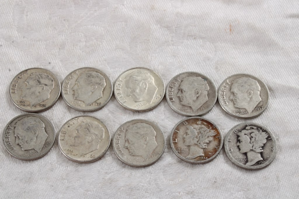 8 Roosevelt Silver Dimes, 2 Mercury Silver Dimes: 8 Roosevelt Silver Dimes, 2 Mercury Silver Dimes - Lot Size 3" x 2" x 1". 1 Lb. Photos are part of description (Live Auctioneers on displays a max of 20 photos -check other polatforms for all photos).
