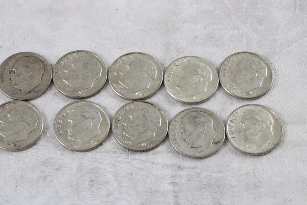 10 Roosevelt Silver Dimes: 10 Roosevelt Silver Dimes - Lot Size 3" x 2" x 1". 1 Lb. Photos are part of description (Live Auctioneers on displays a max of 20 photos -check other polatforms for all photos). Please ask questions a