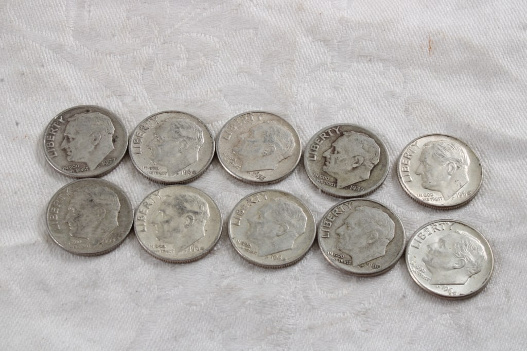 10 Roosevelt Silver Dimes: 10 Roosevelt Silver Dimes - Lot Size 3" x 2" x 1". 1 Lb. Photos are part of description (Live Auctioneers on displays a max of 20 photos -check other polatforms for all photos). Please ask questions